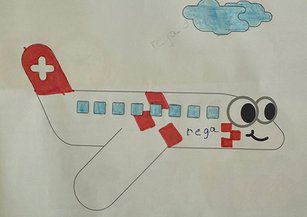 Von einem Kind ausgemaltes Bild eines Rega-Ambulanzflugzeuges mit bunten Farben gestaltet. 