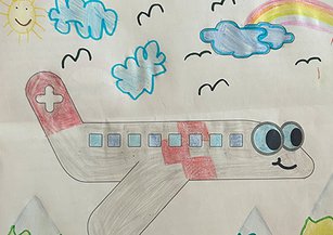 Von einem Kind ausgemaltes Bild eines Rega-Ambulanzflugzeuges mit bunten Farben gestaltet. 