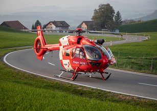 Un hélicoptère de sauvetage est posé sur une route sur laquelle a eu lieu un accident de la circulation