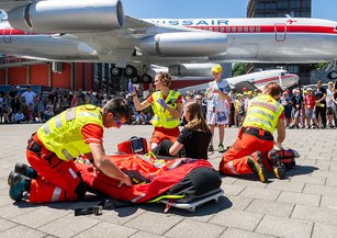 Die Rega-Crew versorgt die Figurantin.
