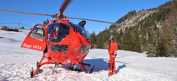 Un hélicoptère de sauvetage vient juste d’atterrir sur la neige
