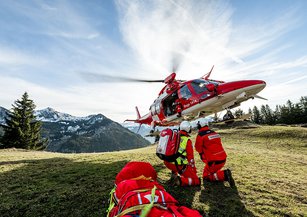 Der Rettungshelikopter übt die Landung um den Notarzt wieder aufzuladen