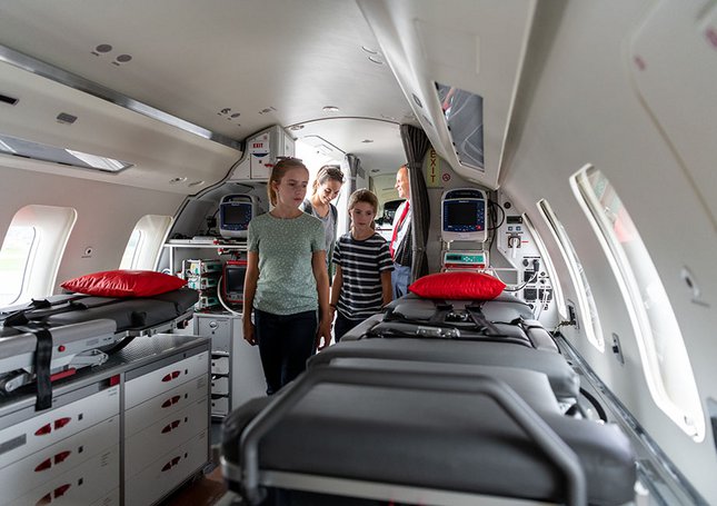 I bambini visitano l'interno del jet ambulanza