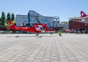 Der Helikopter kurz vor dem Absetzen auf dem Vorplatz im Verkehrshaus.