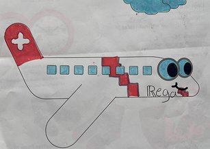 Von einem Kind ausgemaltes Bild eines Rega-Ambulanzflugzeuges mit bunten Farben gestaltet. 