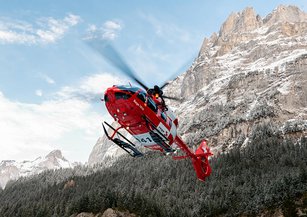 L’elicottero di salvataggio in una missione di salvataggio in montagna