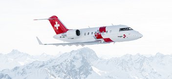 Il jet ambulanza in volo al di sopra delle Alpi svizzere