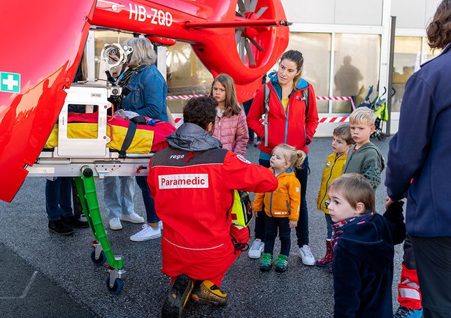 Die Familie hört dem Rettungssanitäter gespannt zu