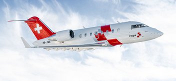 Un avion-ambulance vole au-dessus des nuages