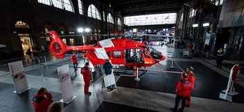 L'elicottero di soccorso è esposto alla stazione centrale di Zurigo