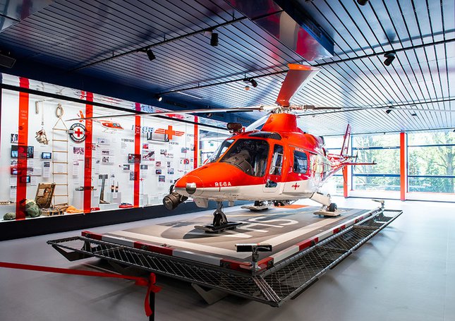 Ein Rettungshelikopter wird im Verkehrshaus ausgestellt