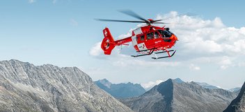 Un hélicoptère de sauvetage survole un glacier