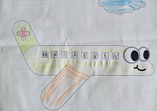 Von einem Kind ausgemaltes Bild eines Rega-Ambulanzflugzeuges mit bunten Farben gestaltet. 