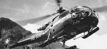Foto d’archivio di un elicottero di salvataggio durante l’evacuazione di una funivia