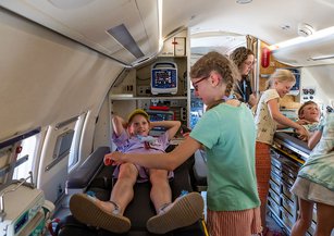 Eine Gruppe von Kindern befindet sich im Ambulanzjet.