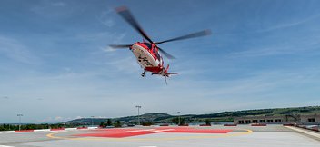 L’elicottero di salvataggio atterra sulla pista di un ospedale