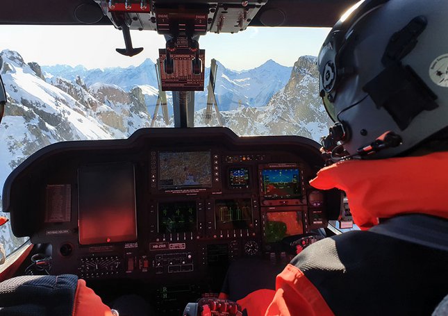Blick aus dem Cockpit des Rettungshelikopters