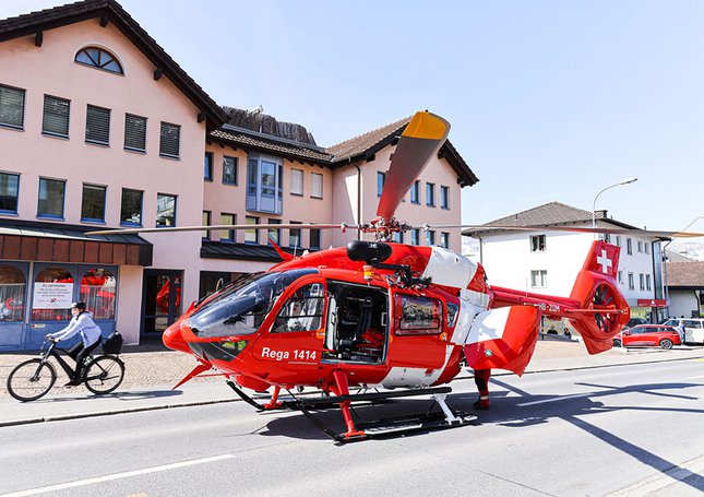 Der Rettungshelikopter steht auf der Strasse bei einem Verkehrsunfall
