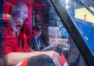 Der Helikopterpilot ist mit einem Kind im Helikoptersimulator.