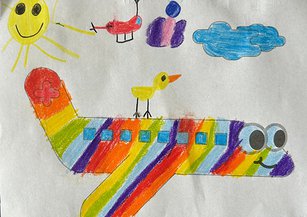 Von einem Kind ausgemaltes Bild eines Rega-Ambulanzflugzeuges mit bunten Farben gestaltet. 