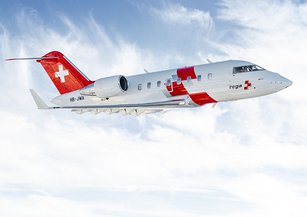 Der Ambulanzjet im Flug über den Wolken