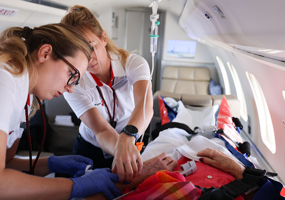 Die Flug-Ärztin versorgt den Patienten
